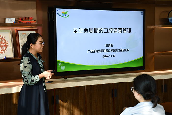 邱荣敏主任进行口腔健康科普讲座(调整).jpg 邱荣敏主任进行口腔健康科普讲座(调整).jpg