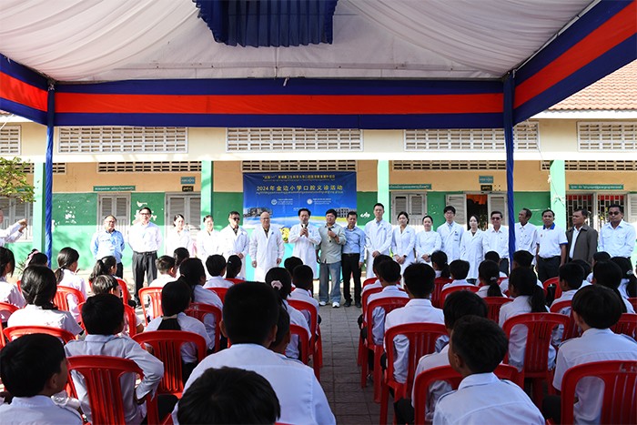 廖红兵院长在义诊活动上致辞(医院后台).jpg 廖红兵院长在义诊活动上致辞(医院后台).jpg