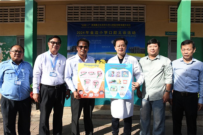 廖红兵院长向小学校长赠送口腔健康教育资料(医院后台).jpg 廖红兵院长向小学校长赠送口腔健康教育资料(医院后台).jpg