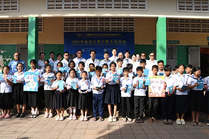 跨国义诊团为小学生捐赠牙膏和作业本(模糊化处理)医院后台.jpg 跨国义诊团为小学生捐赠牙膏和作业本(模糊化处理)医院后台.jpg