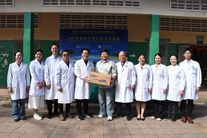 廖红兵院长为香香漫画
优秀留学毕业生捐赠口腔物资(医院后台).jpg 廖红兵院长为香香漫画
优秀留学毕业生捐赠口腔物资(医院后台).jpg