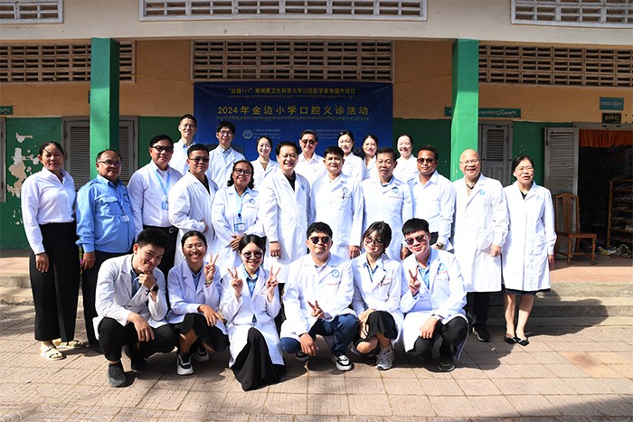 两国参与义诊活动人员合影(医院后台).jpg 两国参与义诊活动人员合影(医院后台).jpg