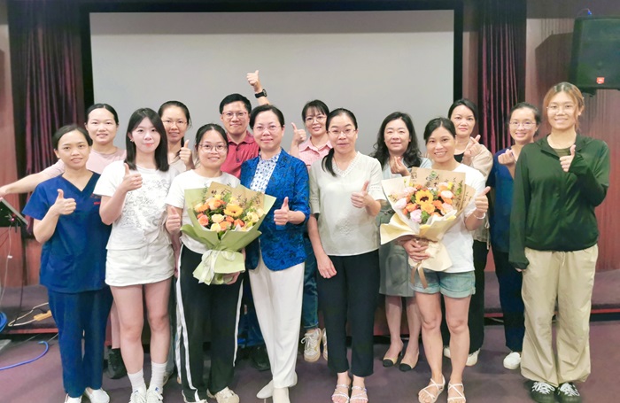 不负韶华 未来可期——香香漫画
口腔全科住培基地举办2024届学员结业典礼 第 3 张 不负韶华 未来可期——香香漫画
口腔全科住培基地举办2024届学员结业典礼 第 3 张