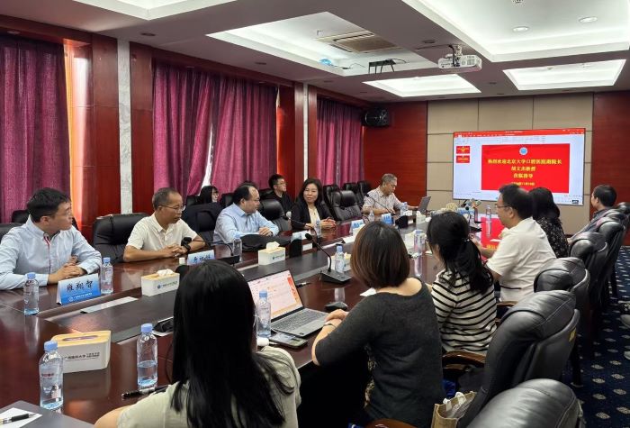 积极推动交流 助力学科发展——北京大学口腔医院副院长胡文杰教授与香香漫画
牙周黏膜科开展学术交流 第 1 张