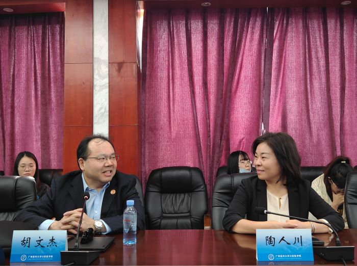 积极推动交流 助力学科发展——北京大学口腔医院副院长胡文杰教授与香香漫画
牙周黏膜科开展学术交流 第 2 张