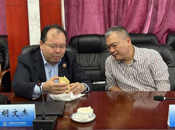 积极推动交流 助力学科发展——北京大学口腔医院副院长胡文杰教授与香香漫画
牙周黏膜科开展学术交流 第 4 张