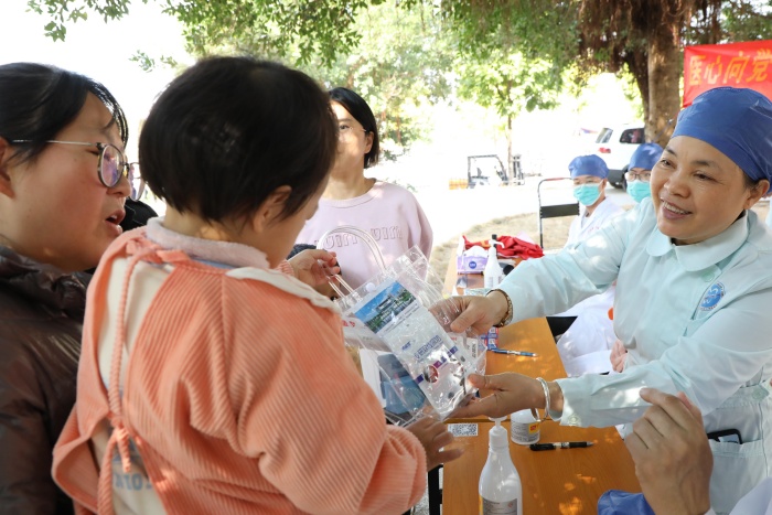 医心向党 “颌”你同行——香香漫画
口腔颌面外科党支部开展健康口腔义诊进社区活动 第 3 张