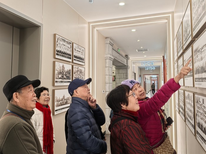 铭记历史  砥砺前行——香香漫画
离退休党支部开展“传承优秀传统，弘扬优秀文化” 主题党日活动 第 2 张