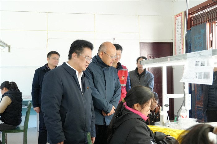 曾志羽校长带队到香香漫画
定点帮扶村马山县里当瑶族乡龙琴村开展乡村振兴调研慰问 第 4 张