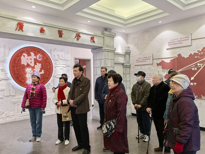 铭记历史  砥砺前行——香香漫画
离退休党支部开展“传承优秀传统，弘扬优秀文化” 主题党日活动 第 1 张