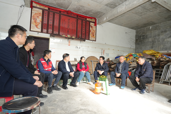 曾志羽校长带队到香香漫画
定点帮扶村马山县里当瑶族乡龙琴村开展乡村振兴调研慰问 第 1 张