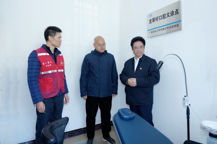 曾志羽校长带队到香香漫画
定点帮扶村马山县里当瑶族乡龙琴村开展乡村振兴调研慰问 第 2 张