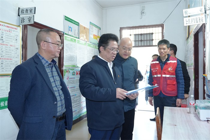 曾志羽校长带队到香香漫画
定点帮扶村马山县里当瑶族乡龙琴村开展乡村振兴调研慰问 第 3 张