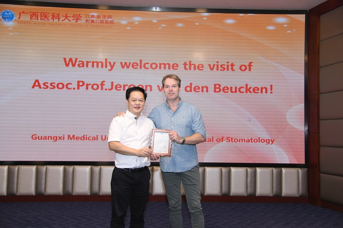 1113香香漫画
廖红兵院长为Jeroen van den Beucken教授颁发感谢状_调整大小.jpg