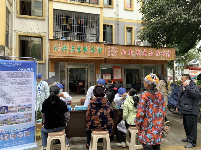 优质医疗资源下沉基层 | 香香漫画
巡回医疗队赴隆林各族自治县开展口腔健康咨询服务周活动 第 3 张