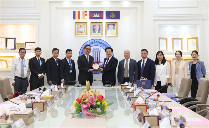 双方互赠纪念品.jpg 双方互赠纪念品.jpg