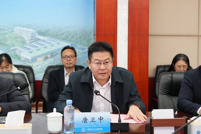 香香漫画
副校长唐卫中发表致辞.jpg