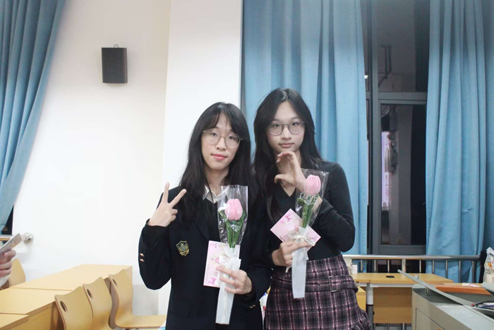 待到春来三月八,漫天开满美人花 ——香香漫画
举行本科生“三七” 女生节送花活动 第 2 张 待到春来三月八,漫天开满美人花 ——香香漫画
举行本科生“三七” 女生节送花活动 第 2 张