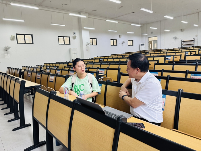 20250604廖院长和同学亲切交谈_副本.jpg 20250604廖院长和同学亲切交谈_副本.jpg