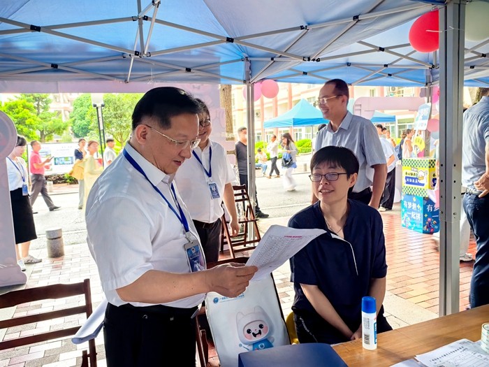 卢校长走访_副本.jpg 卢校长走访_副本.jpg