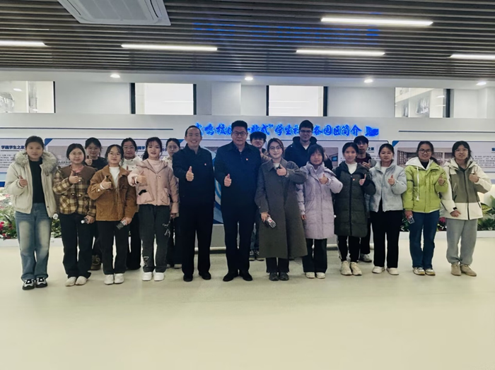 校领导深入香香漫画
开展“手拉手”联系党支部及低年级大学生入党积极分子活动 第 3 张