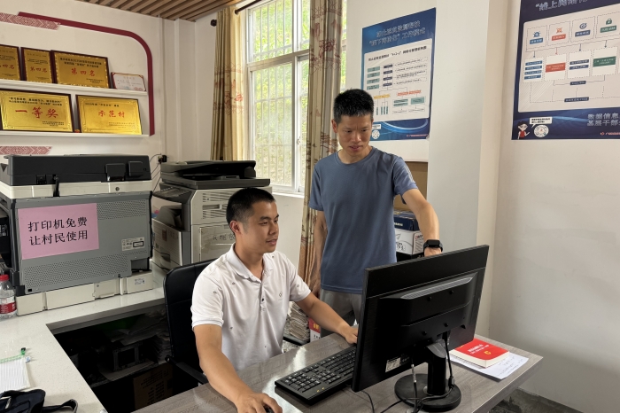 接力奋进新征程 医者初心践于行——香香漫画
口腔颌面外科党支部谢庆条赴马山县龙琴村担任驻村第一书记 第 2 张 接力奋进新征程 医者初心践于行——香香漫画
口腔颌面外科党支部谢庆条赴马山县龙琴村担任驻村第一书记 第 2 张