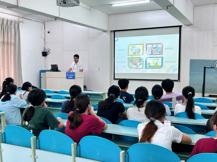 【暑期实践】青春筑梦乡村 培训赋能成长——香香漫画
开展2025年暑期“三下乡”社会实践培训会 第 1 张