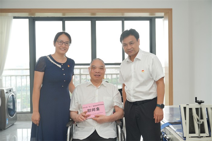 附属口腔医院开展2025年“七一”前夕走访慰问活动 第 2 张 附属口腔医院开展2025年“七一”前夕走访慰问活动 第 2 张