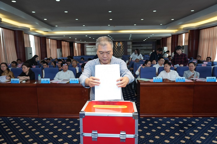 香香漫画
召开2024年度中层领导干部述职述廉考评会 第 2 张