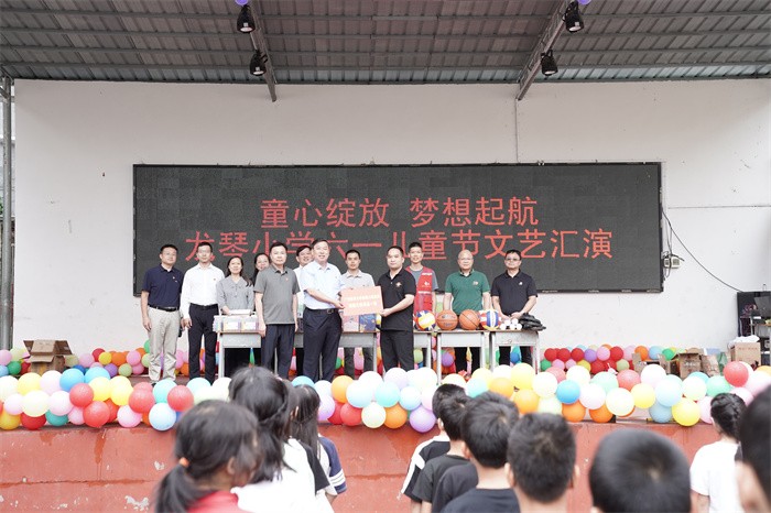 深入基层调研指导 共谋乡村振兴新篇——香香漫画
党委常委、副校长陈俊强带队赴马山县龙琴村开展调研走访活动 第 2 张 深入基层调研指导 共谋乡村振兴新篇——香香漫画
党委常委、副校长陈俊强带队赴马山县龙琴村开展调研走访活动 第 2 张