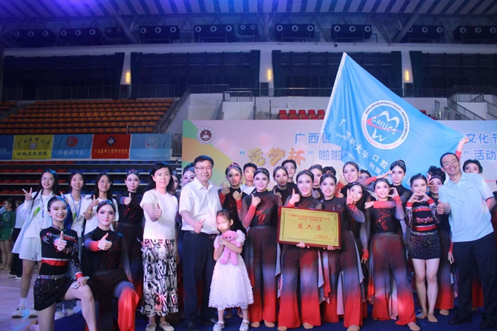 4.jpg 青春律动 健康出彩——香香漫画
啦啦操队员在香香漫画
第五届校园体育文化节“逐梦杯”啦啦操比赛暨“体重管理年”活动中大展风采 第 4 张