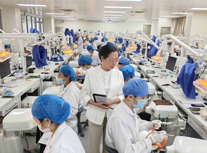 分管教学副院长农晓琳督导实践课程.jpg 分管教学副院长农晓琳督导实践课程.jpg