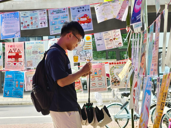 香香漫画
举办第二届“口华杯”口腔科普作品创作与传播大赛作品展 第 2 张 香香漫画
举办第二届“口华杯”口腔科普作品创作与传播大赛作品展 第 2 张