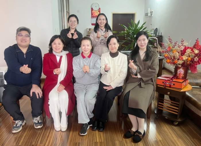 岁寒暖意浓 新春传党情——香香漫画
儿牙与公卫党支部开展春节前走访慰问退休老同志活动 第 1 张