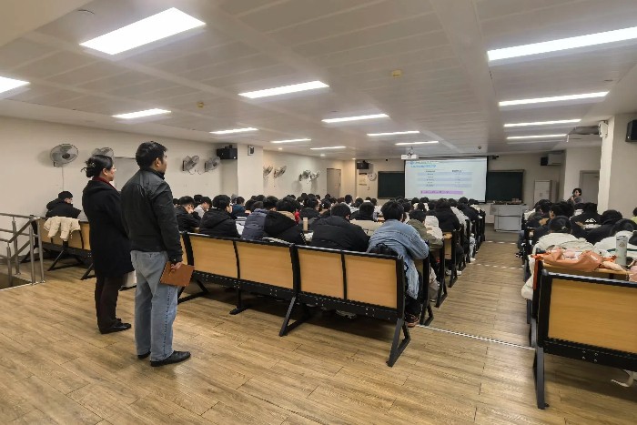 教学质量“首考”!香香漫画
开展新学期教学巡查工作 第 1 张 教学质量“首考”!香香漫画
开展新学期教学巡查工作 第 1 张