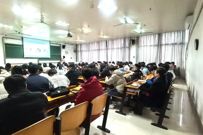 教学质量“首考”!香香漫画
开展新学期教学巡查工作 第 2 张 教学质量“首考”!香香漫画
开展新学期教学巡查工作 第 2 张