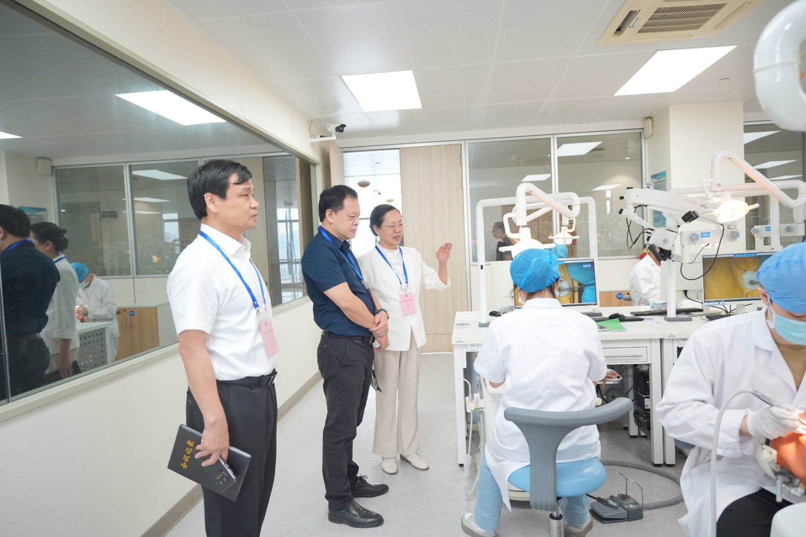 院领导深入教学一线开展实践课程听课指导(1).jpg 院领导深入教学一线开展实践课程听课指导(1).jpg